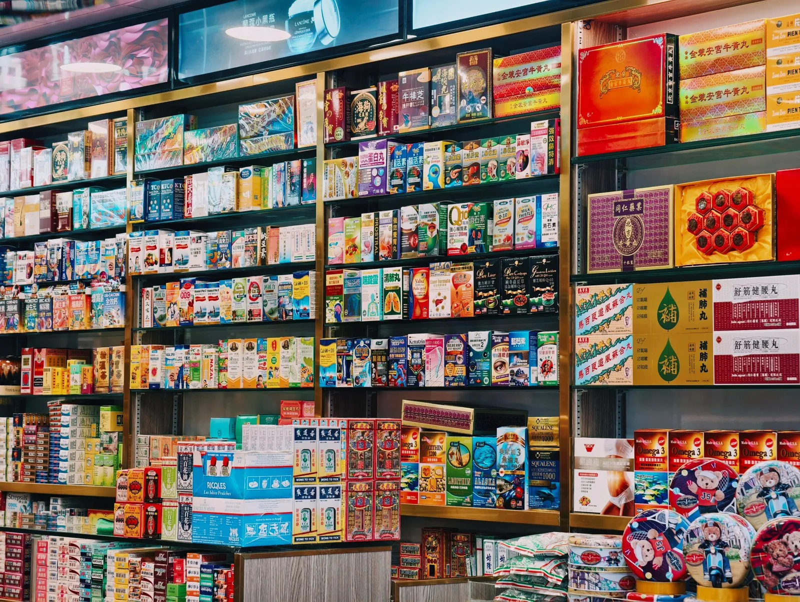Pasillo del bazar con estanterías llenas de productos
